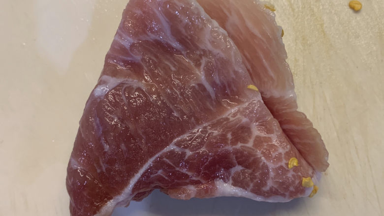 春笋炒肉,把<a style='color:red;display:inline-block;' href='/shicai/ 414'>猪肉</a>洗干净,沥干水