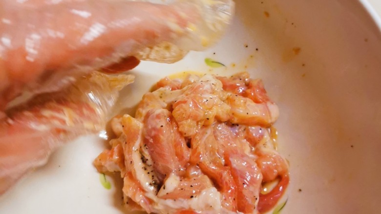 春笋炒肉,反复抓拌均匀