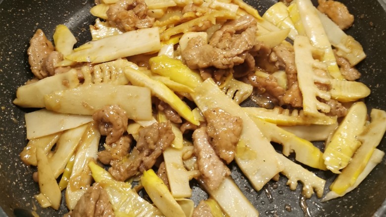 春笋炒肉,翻炒均匀