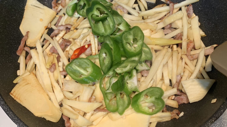 春笋炒肉,然后放入青辣椒,红辣椒
