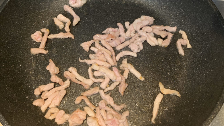 春笋炒肉,直到猪肉变色后,转中小火慢慢翻炒至半干