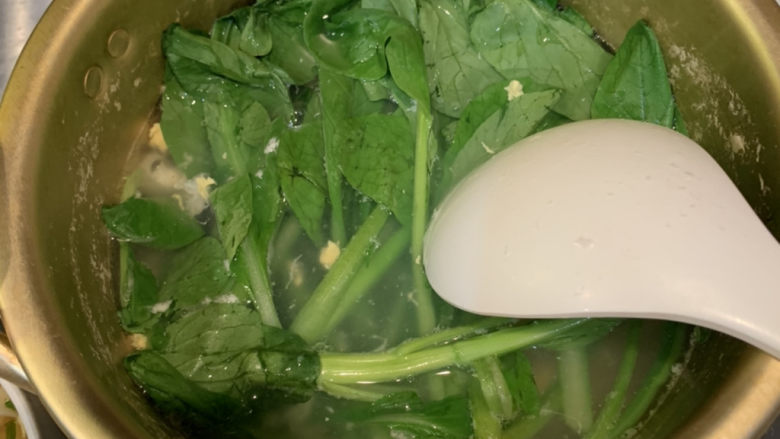 10分钟早餐面,把菜心放入锅里,煮熟