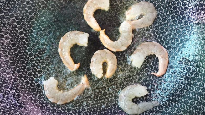 韭菜炒虾仁,锅中放油,放入虾仁