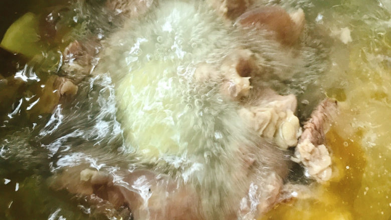 清炖牛腩萝卜,大火烧开,盖上锅盖中火压30分钟。