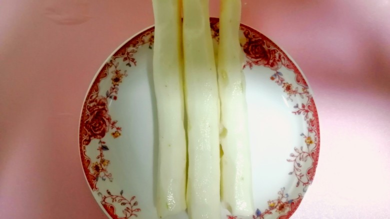 草莓山药,削皮后,放蒸笼中蒸熟。