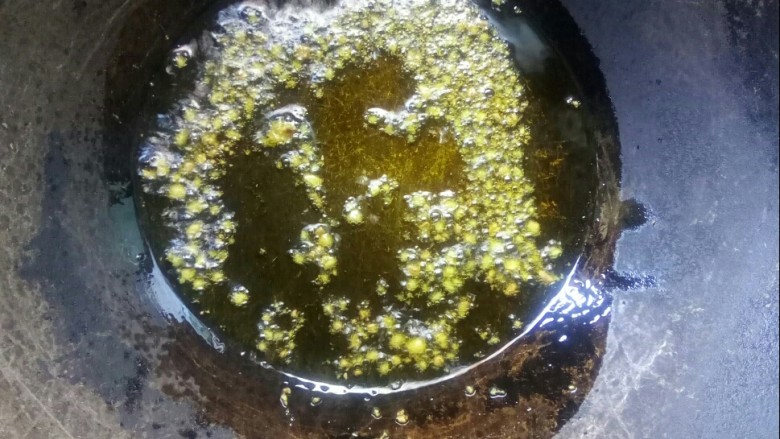 碎米芽菜,炒锅倒入菜籽油,放姜粒小火炒香。