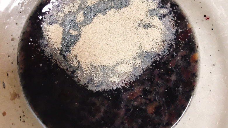 贝壳馒头,准备三个碗,将胡萝卜泥、蓝莓汁分别放入碗中,另外,一个碗放入少许温水,分别加入1.3克左右的酵母粉,两克<a style='color:red;display:inline-block;' href='/shicai/ 3729'>白糖</a>。