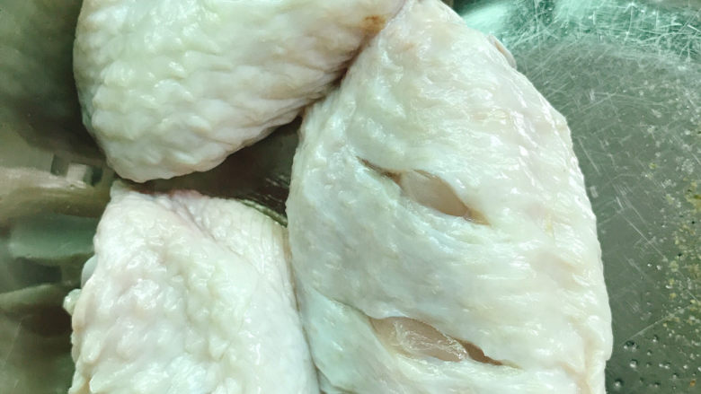椒盐鸡翅,鸡翅洗干净后,用厨房纸吸干水分,用菜刀在几次两边各划2刀,方便入味。