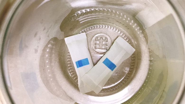 黄豆粉,准备好玻璃瓶,放入两包防潮剂