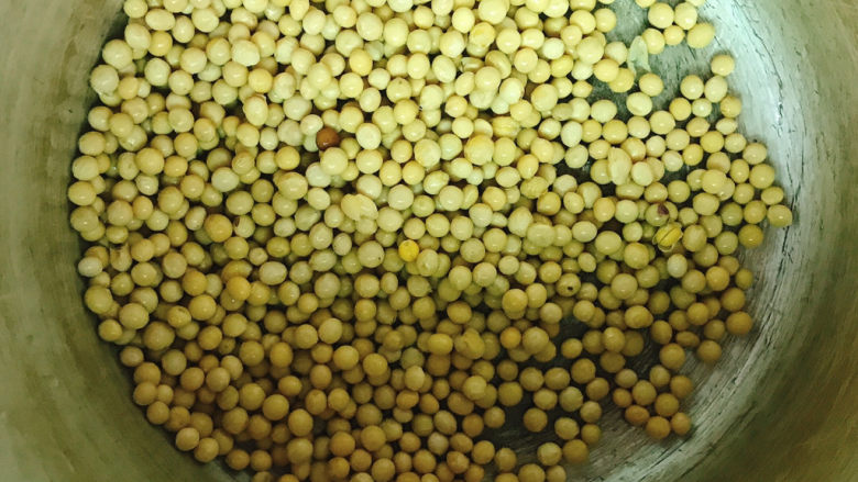 黄豆粉,冲洗干净后放入高压锅中,放入10ml清水,盖上锅盖用最小火慢慢烤