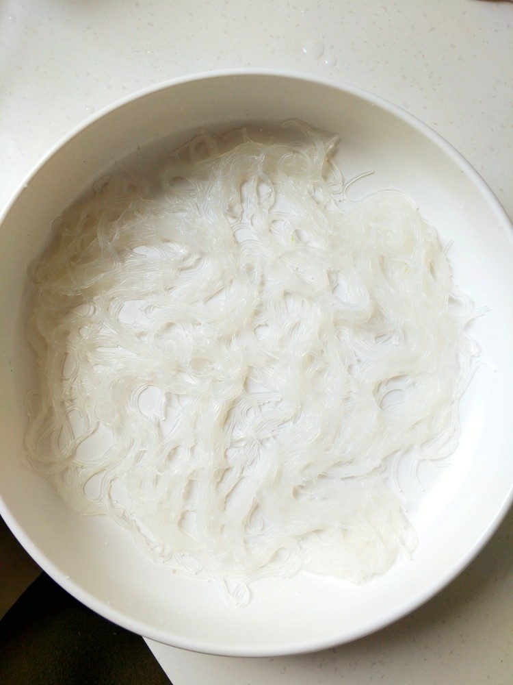 蒜蓉蒸大虾,用厨房剪刀剪断,均匀铺在盘底