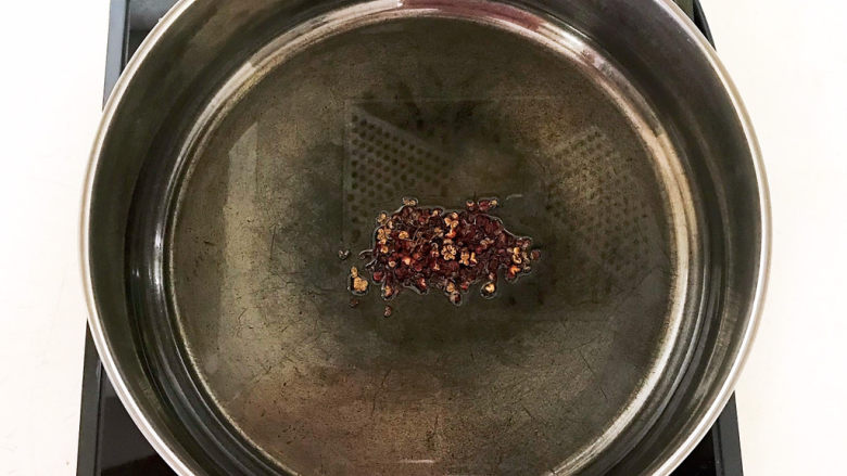 红烧小黄鱼,炒锅烧热后加入大豆色拉油,油烧热后加入花椒粒,炒出香味