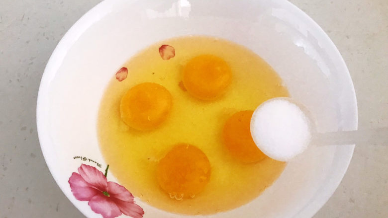 菠菜蛋卷,把鸡蛋液打入碗里,加入精盐,调匀