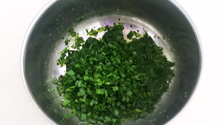 菠菜蛋卷,加入葱末,继续打成泥