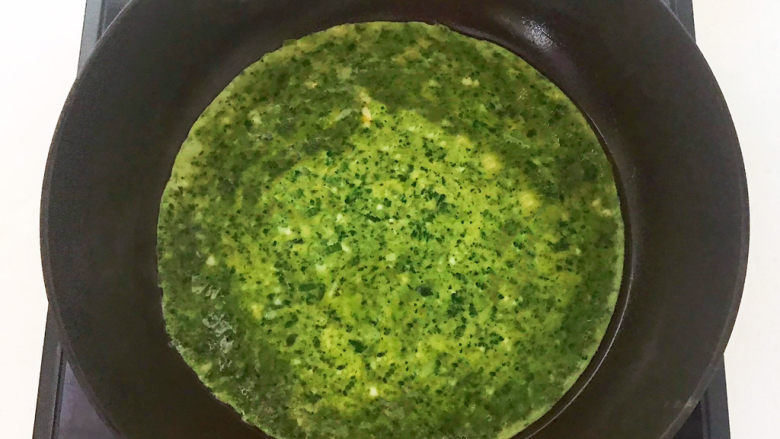 菠菜蛋卷,加入2勺鸡蛋液,全程小火煎制