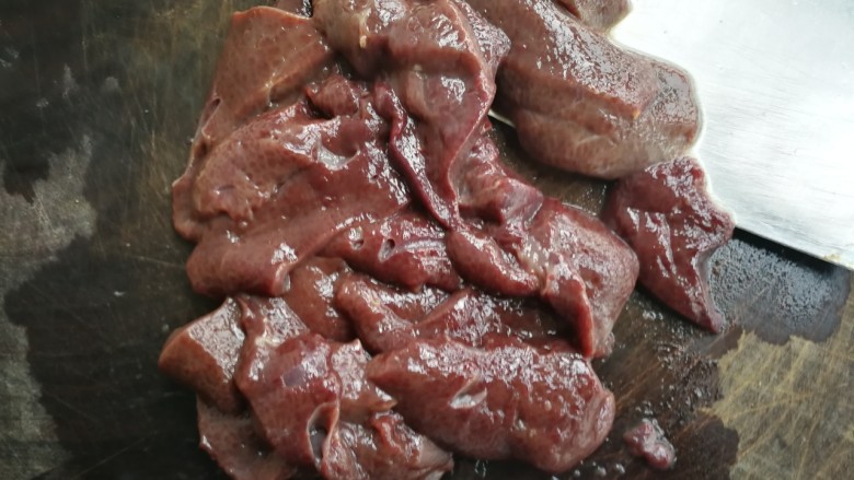 韭菜炒猪肝,<a style='color:red;display:inline-block;' href='/shicai/ 419'>猪肝</a>冲洗干净,切成片
