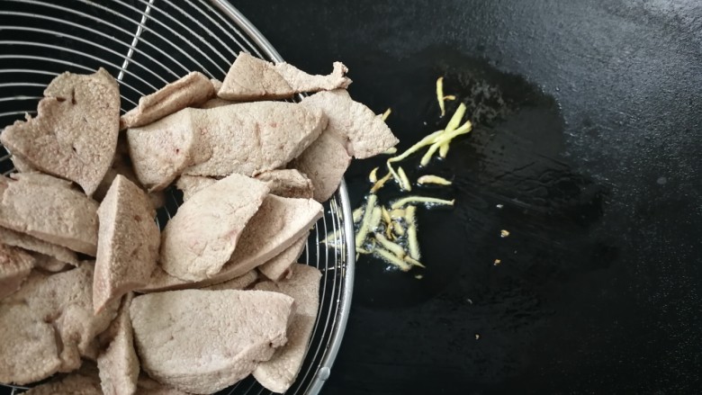 韭菜炒猪肝,放入猪肝