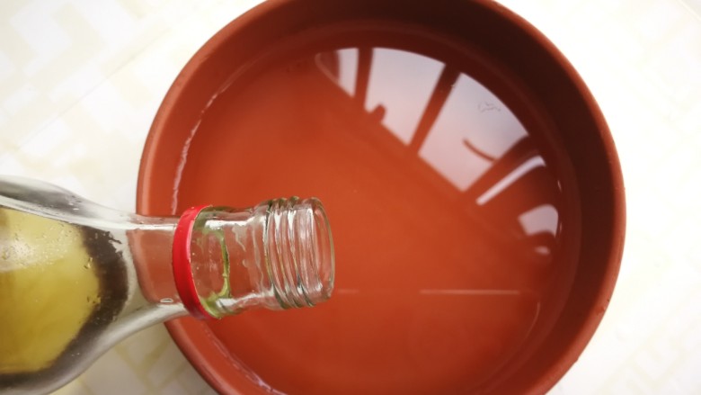 韭菜炒猪肝,重新放入水,一勺<a style='color:red;display:inline-block;' href='/shicai/ 718'>料酒</a>