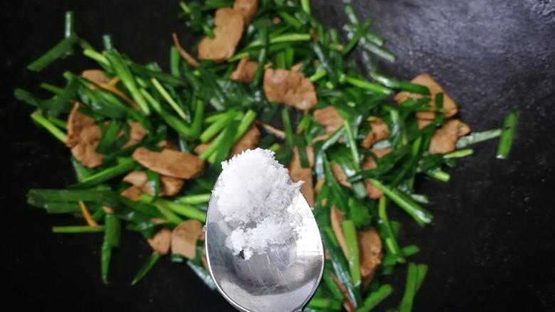 韭菜炒猪肝,放入少许盐,翻炒韭菜变色盛出来