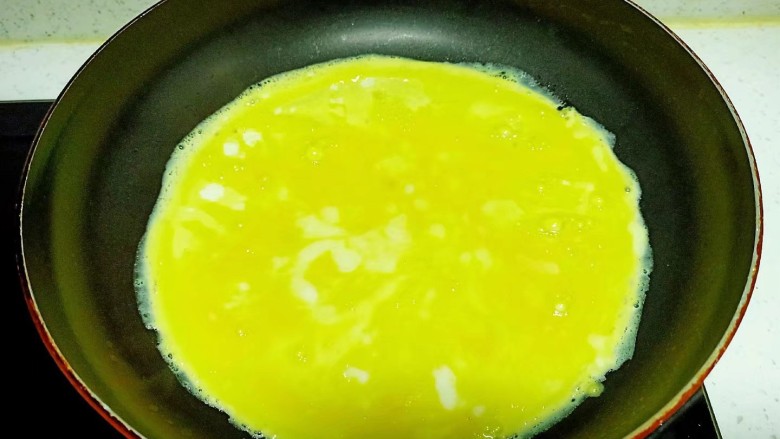 紫薯蛋卷,锅中放入适量油,倒入碗中