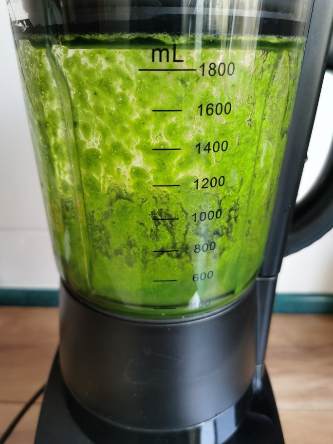菠菜蛋卷,打成菠菜汁。如若担心草酸,可把菠菜先焯水再打汁。