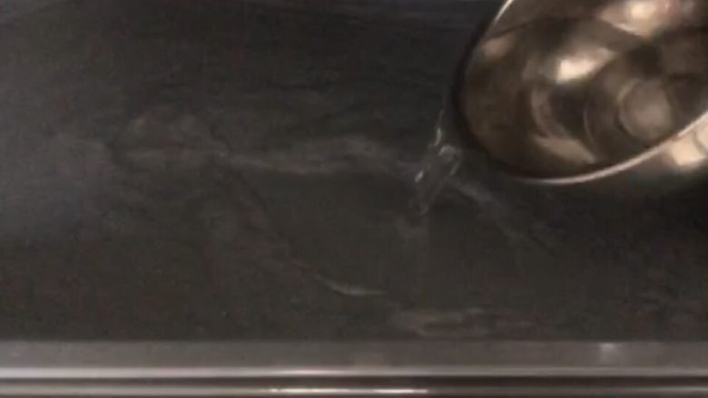 软软嫩嫩入口即化的古早蛋糕‼️(抖臀蛋糕⁉️),烤盘中加足量的水,把烤架紧紧贴放在烤盘上面,将他它们一起放进烤箱预热,上下火150度。