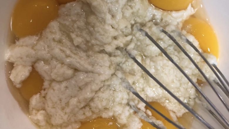 软软嫩嫩入口即化的古早蛋糕‼️(抖臀蛋糕⁉️),再与蛋黄搅拌均匀,依然用Z字形手法搅拌。