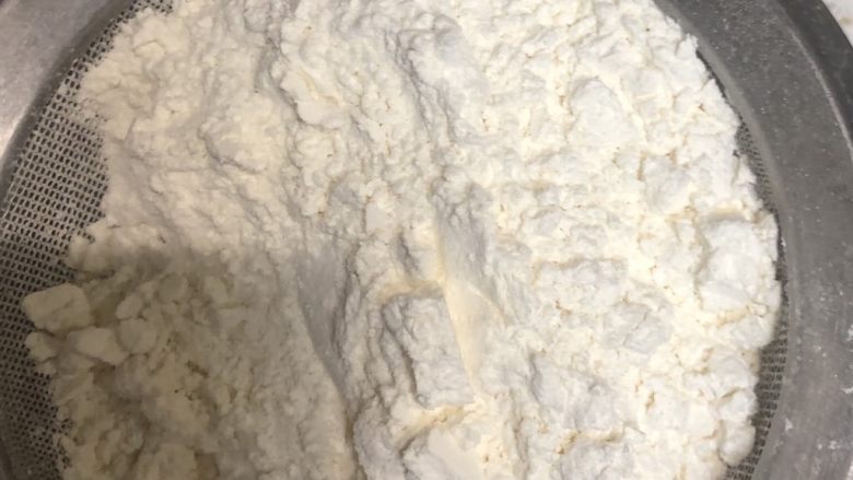 软软嫩嫩入口即化的古早蛋糕‼️(抖臀蛋糕⁉️),低筋粉过筛加入热玉米油中。Z字型搅拌均匀(不要打圈以免起筋)放一旁晾凉备用。