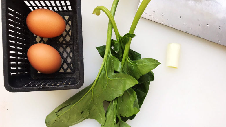 菠菜蛋卷,所有用到的食材就在这里了,大菠菜三根配两个<a style='color:red;display:inline-block;' href='/shicai/ 9'>鸡蛋</a>刚刚好,如果是小菠菜的话,一小把应该够用了;