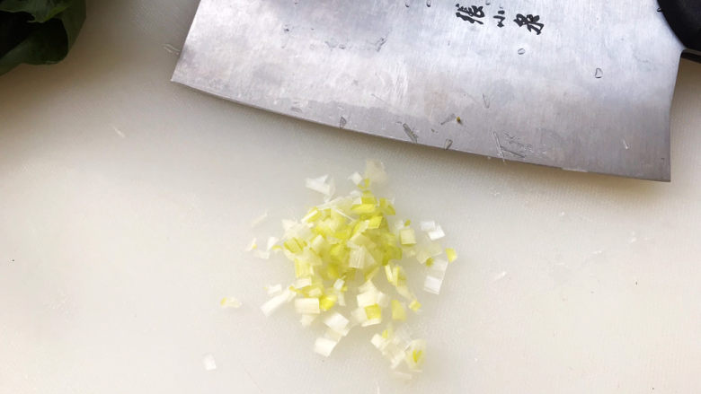菠菜蛋卷,大葱切成葱花;