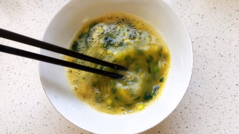 菠菜蛋卷,搅拌均匀;