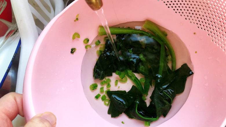 菠菜蛋卷,捞出冲凉水冷却;
