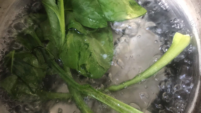 菠菜蛋卷,菠菜焯水1分钟;