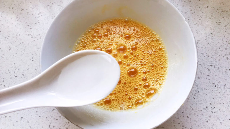 菠菜蛋卷,蛋液搅匀后,加两瓷勺纯净水,这样煎出的鸡蛋更滑嫩;