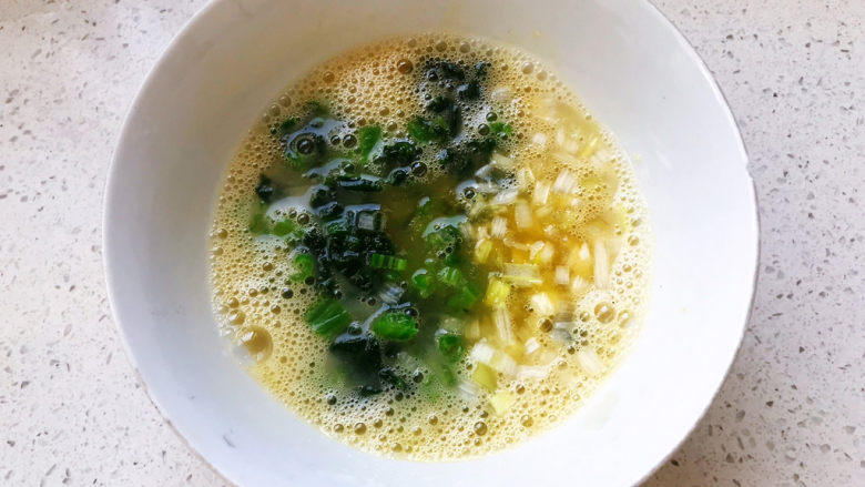 菠菜蛋卷,加入切好的葱花和菠菜碎;
