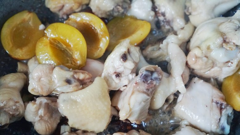 吃鸡换个吃法~西梅腐乳鸡,放入焯好的鸡翅和西梅,翻炒至五分熟。