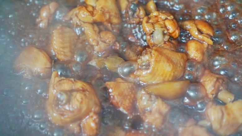 吃鸡换个吃法~西梅腐乳鸡,倒入适量的温开水,中火炖。