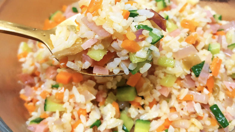 五彩杂蔬炒饭,香喷喷的杂蔬炒饭~确定不来一碗吗😄