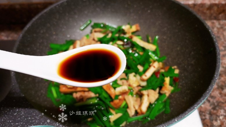 韭菜炒豆腐,倒入适量<a style='color:red;display:inline-block;' href='/shicai/ 788'>生抽</a>翻炒均匀即可出锅。