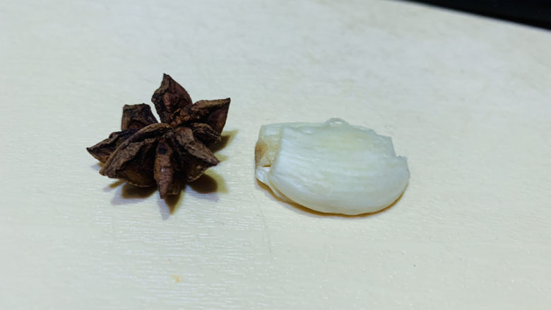 酱焖鲫鱼,八角,蒜瓣,洗净,待用;