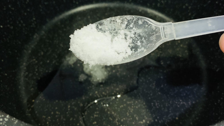 酱焖鲫鱼,开中火,锅里加食用油,同时加点盐,这样煎鱼的时候,鱼皮不会粘锅;