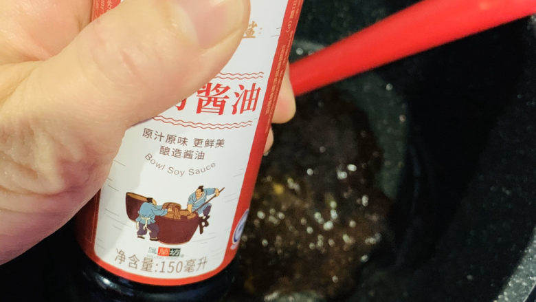 酱焖鲫鱼,加入<a style='color:red;display:inline-block;' href='/shicai/ 692'>酱油</a>,继续小火炒香;