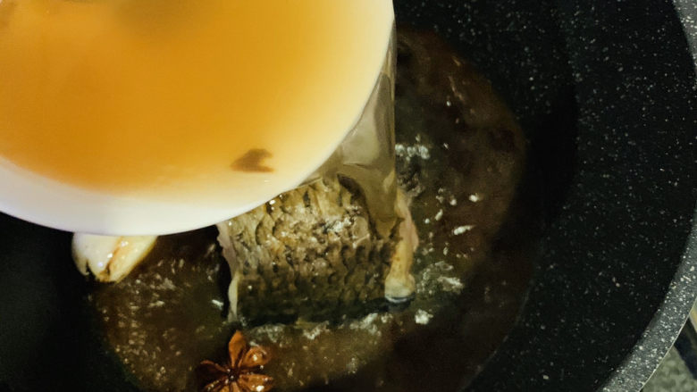酱焖鲫鱼,加入适量水;