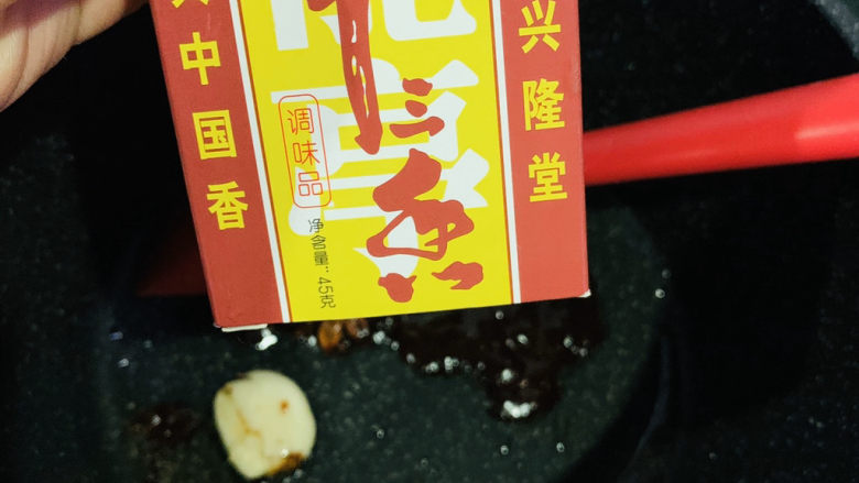酱焖鲫鱼,加入<a style='color:red;display:inline-block;' href='/shicai/ 829'>十三香</a>;