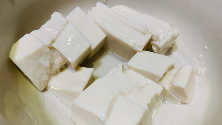 奶白鲫鱼豆腐汤,内脂豆腐取半盒,切块状;