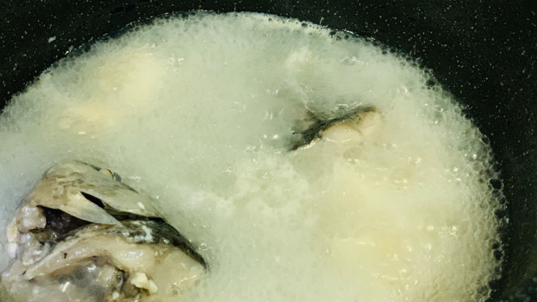 奶白鲫鱼豆腐汤,打开锅盖,就会看到浓白的汤汁了;