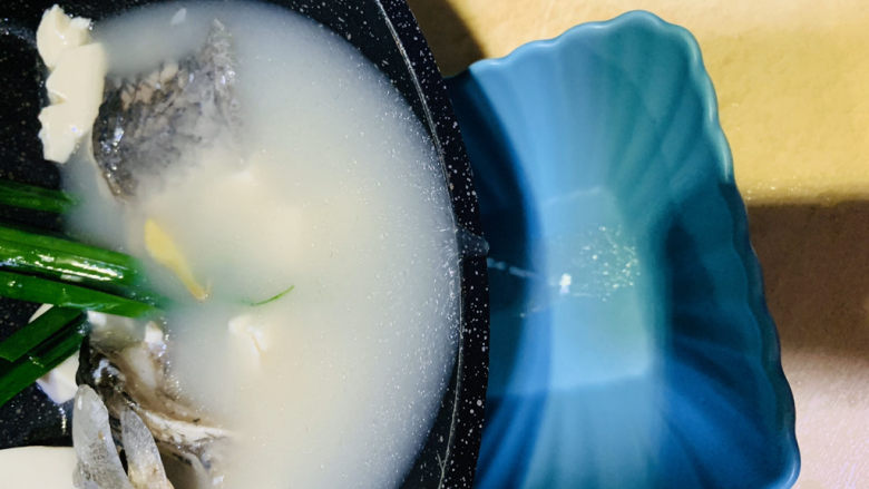 奶白鲫鱼豆腐汤,把鲫鱼豆腐汤直接倒入碗内,这样鱼块就保持很完整;