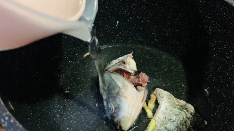 奶白鲫鱼豆腐汤,加入适量热开水;