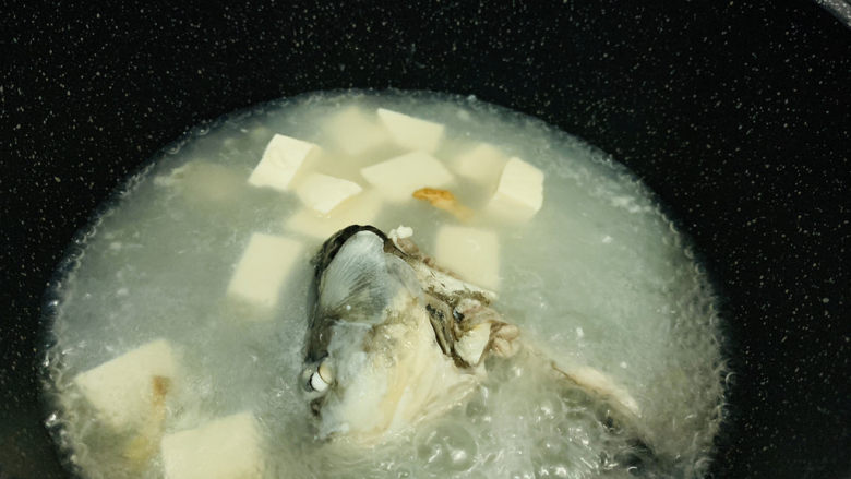 奶白鲫鱼豆腐汤,转中火,盖上锅盖,煮15分钟左右;
