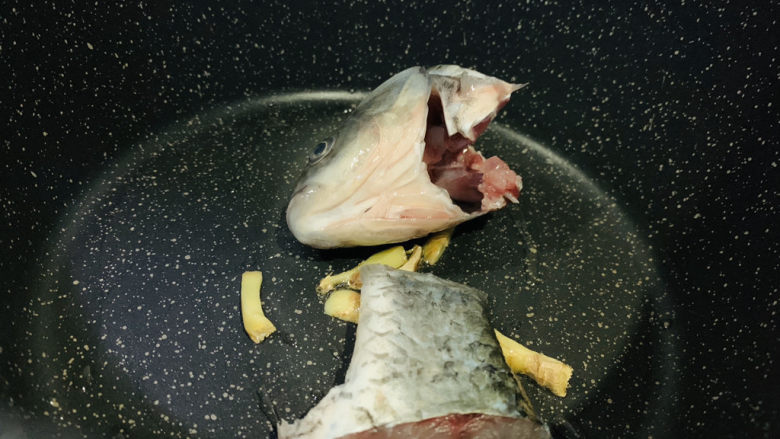奶白鲫鱼豆腐汤,下鲫鱼头和尾,两面煎金黄;